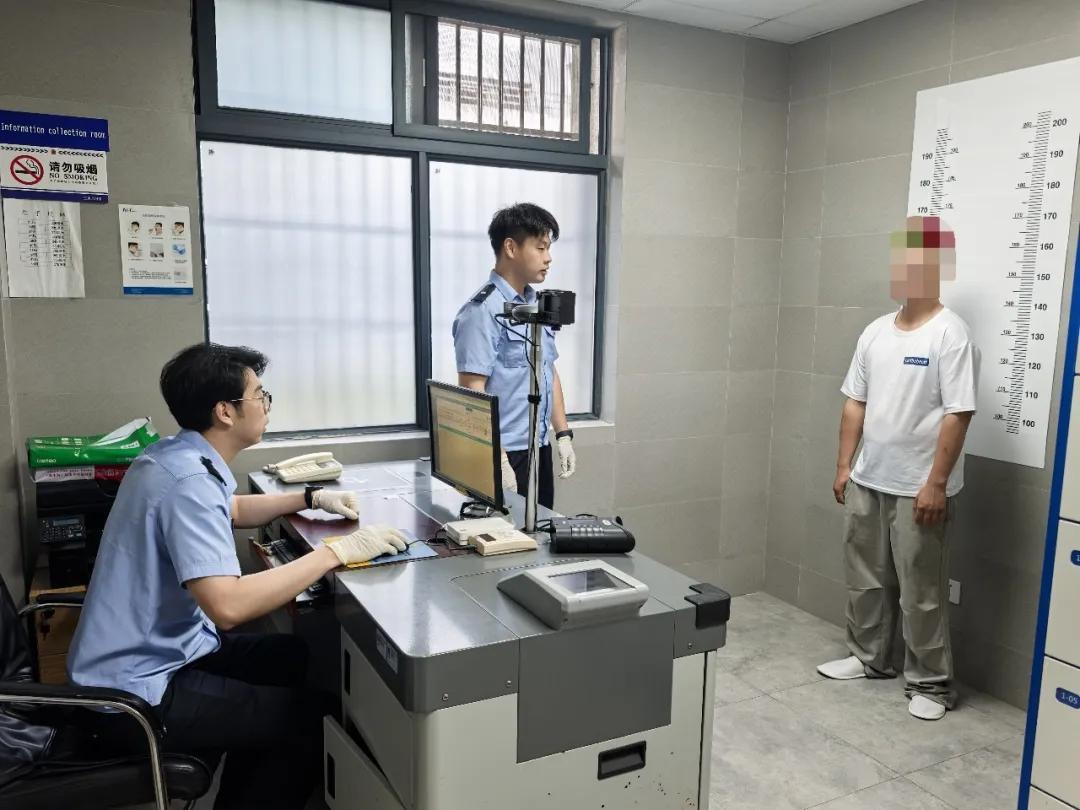 建议全网封杀！5月29日报道，杭州一名吃播主播在黄龙附近的饭店吃饭，席间张口就要