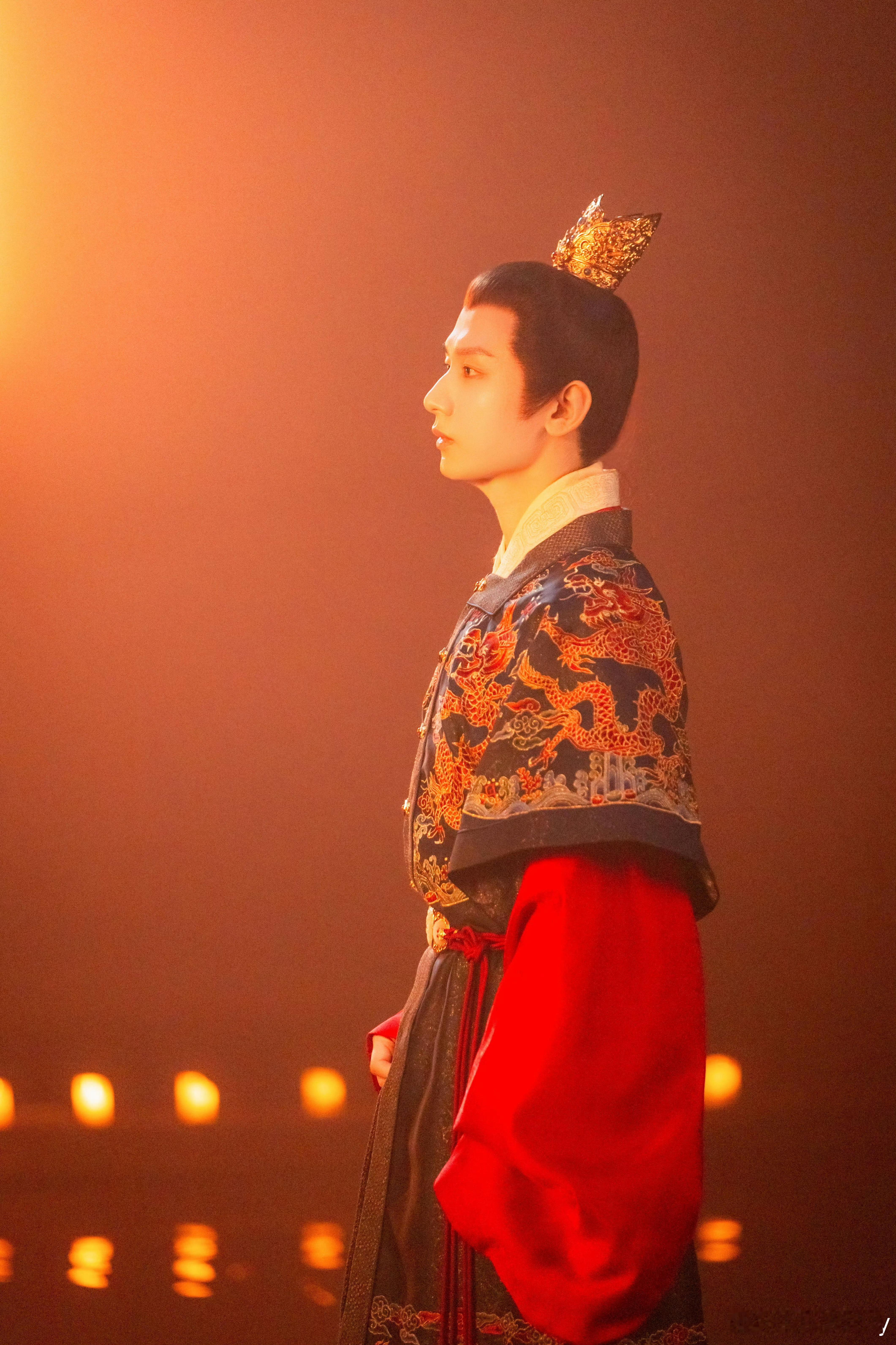 成毅红色龙袍造型cy成毅两京十五日惊鸿一瞥，便是山河色变。成毅《两京十五日》红色