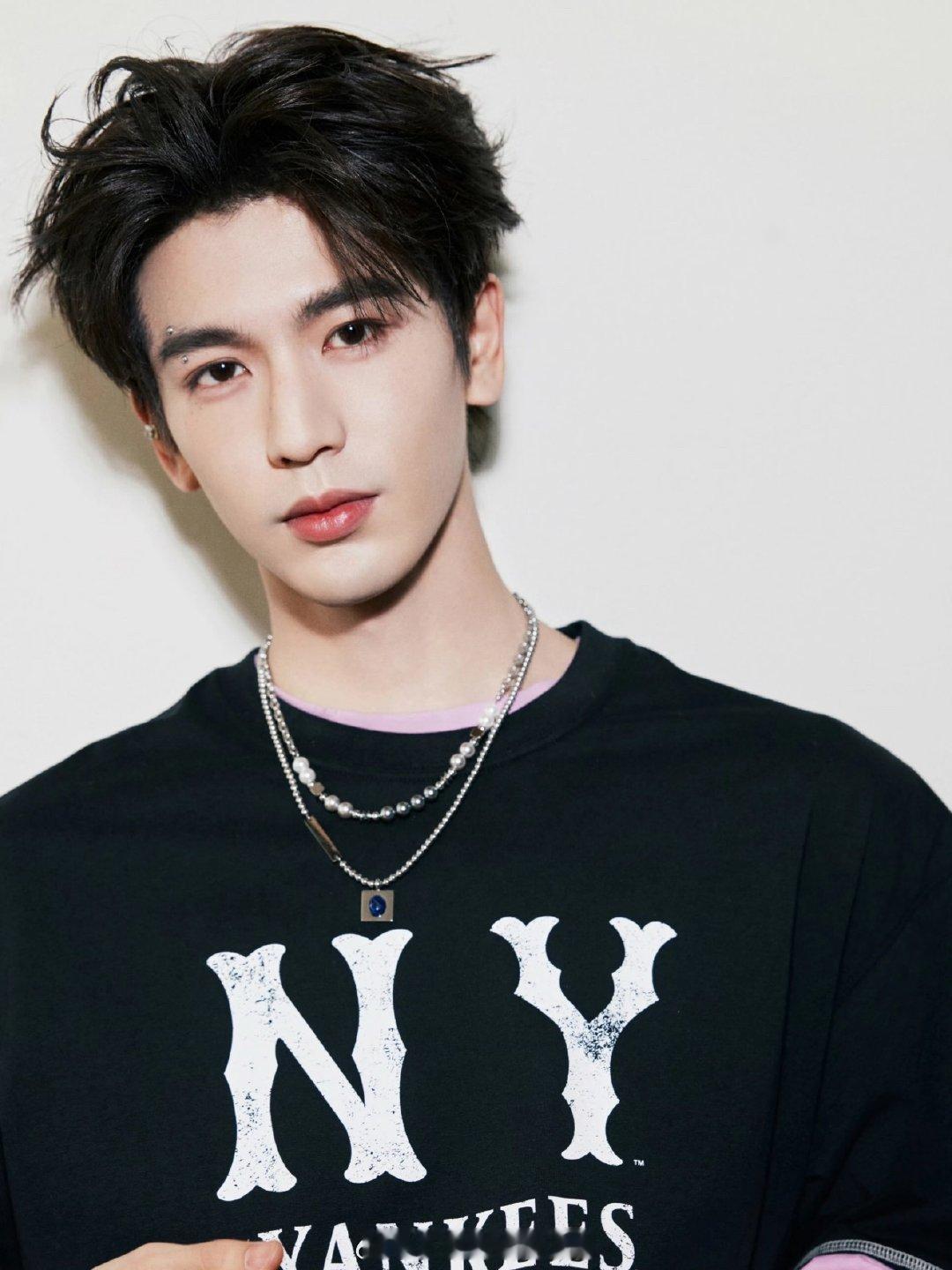 张凌赫腿抽筋了张凌赫拍戏腿部别着筋了隔着屏幕都能感受到张凌赫的无奈啊，没想到张