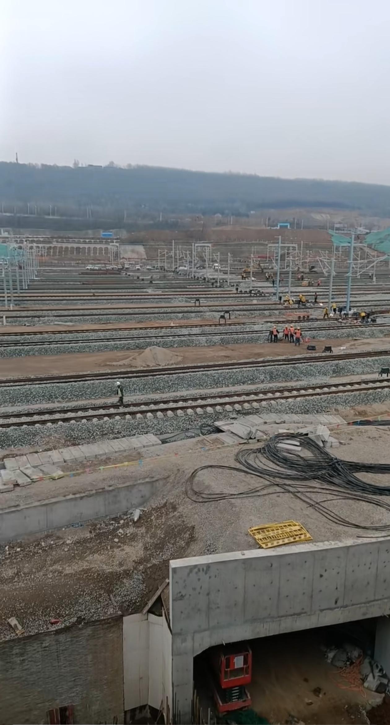 西安东站外面真大里面真美，不愧为亚洲第一高铁站。春节过后，似乎工程加速了，站房内