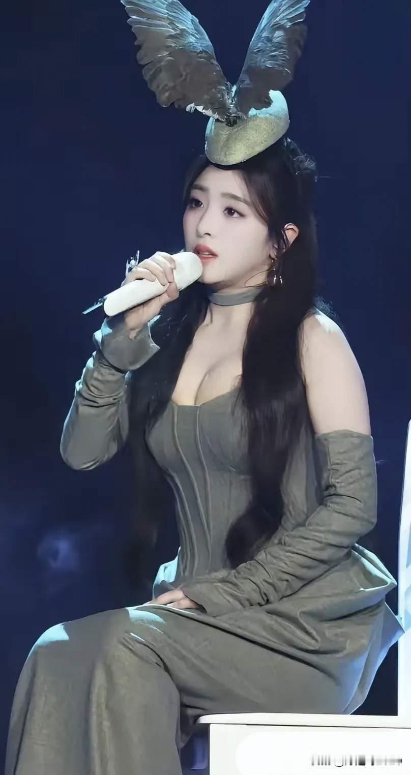 奇了怪了同样是超女，同样实力派，同样清纯yu女，同样是转型。为什么张含韵收