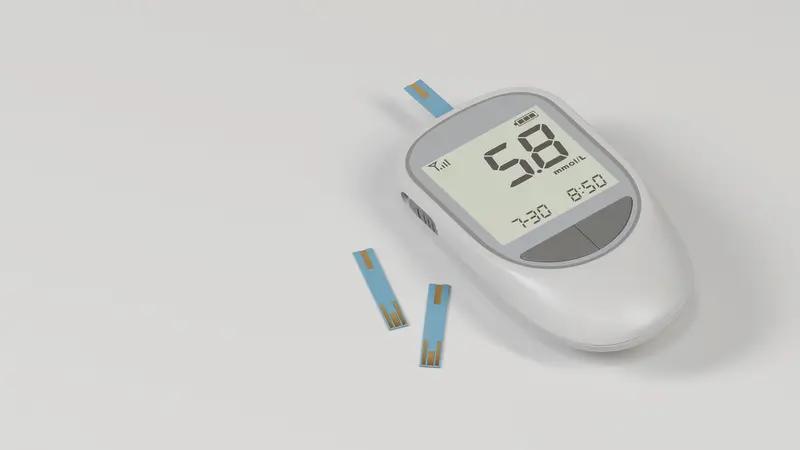 血糖高和经常吃太饱还真有关系。我有个朋友，平时吃饭没个节制，顿顿吃到撑。时间一长