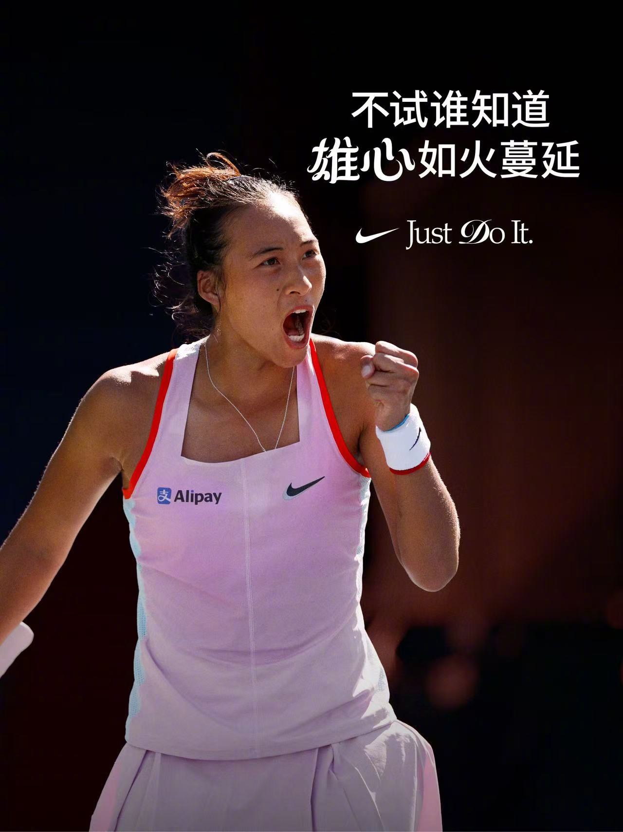 #郑钦文这张可以做杂志大片了#！现身长城拍摄夺冠写真，身穿的是Dior“Dioriviera”系列白