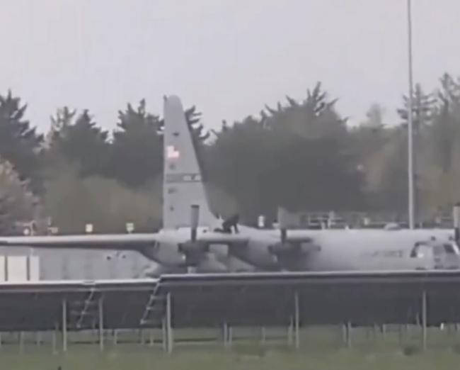 一把斧头砸烂7500万美元的美国军机，美国霸权最后的遮羞布被砸得稀碎。4月1