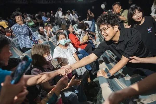 沈伯洋被曝文宣团队多达20几人民众党台北市议员参选人许甫今天（25日）在节目