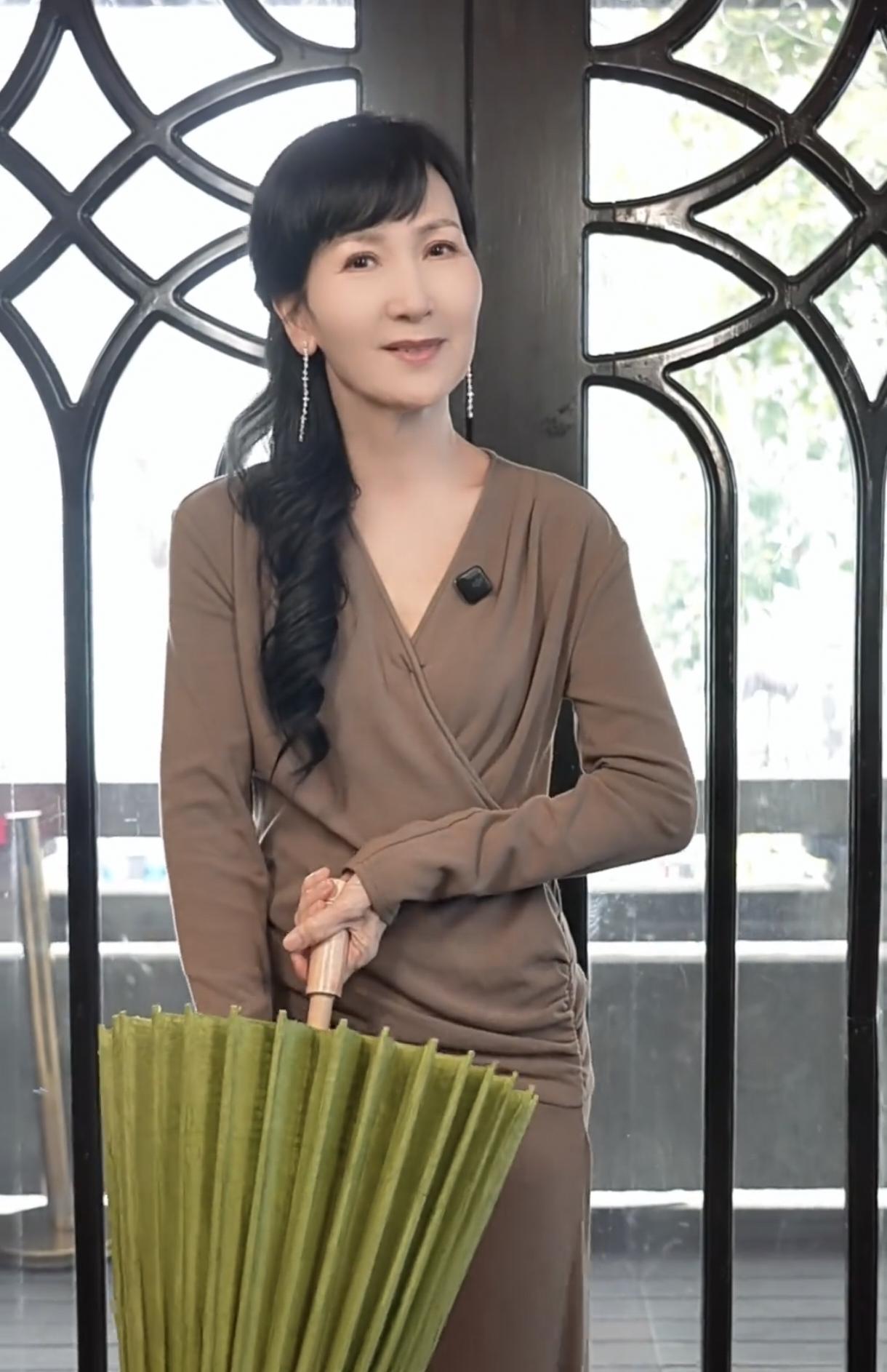 你敢信吗？台上的这三位加起来已经219岁了！陈美琪，67岁，赵雅芝72岁，潘