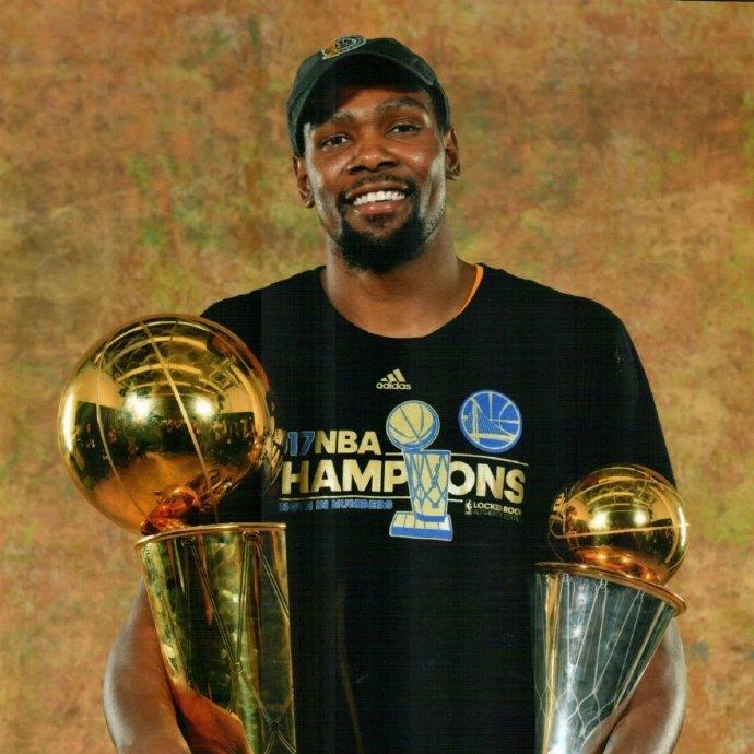 问：MVP和总冠军哪个更重要？杜兰特：“MVP奖杯，因为一年只有一个。总冠