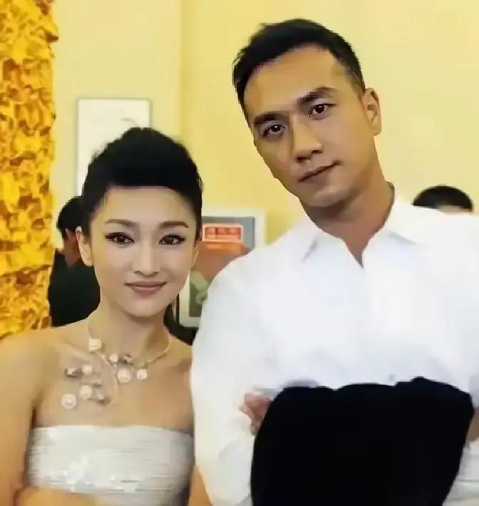 2009年，黄觉跟徐静蕾同居三年，戒指都戴上了。他提出结婚，徐静蕾回了一句：我从