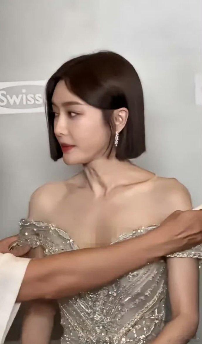 原来衣服是透明的，难怪明星们不怕衣服掉，离远了还真看不出来！​​​