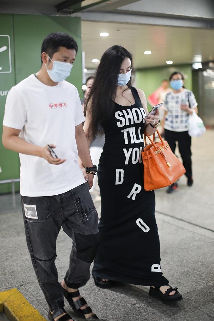 曾经的世界拳王邹市明，如今竟然被10万借款难住，冉莹颖一句话暴露夫妻真实状态。