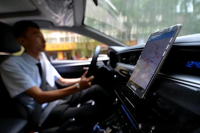 今早打了辆网约车，跟师傅一路聊了一路，句句扎心。他说现在这行，卷到骨髓里了。