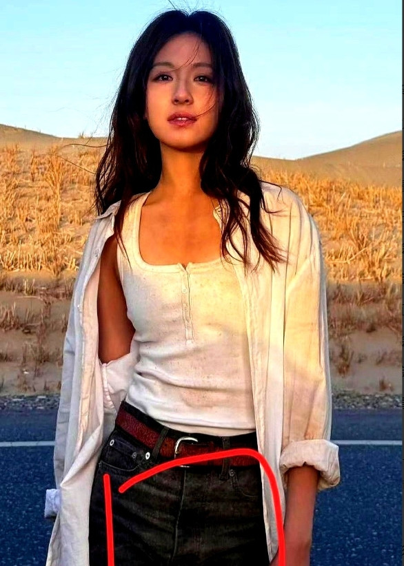 明星裤子松垮被全网吐槽，普通女人更惨李兰迪5月29日晒的沙漠照里，裤子裆部鼓出