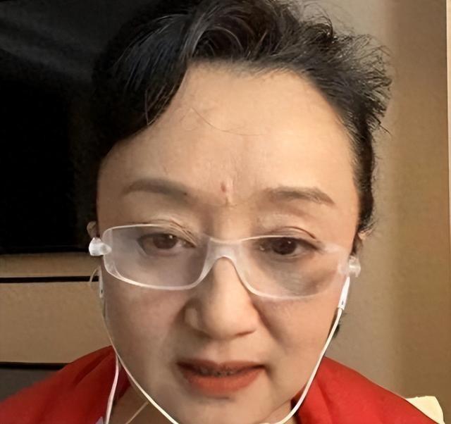 杨昆把别墅卖了。低于市场价。她住不起青浦那栋带花园的房子了，因为丈夫的建筑生意崩