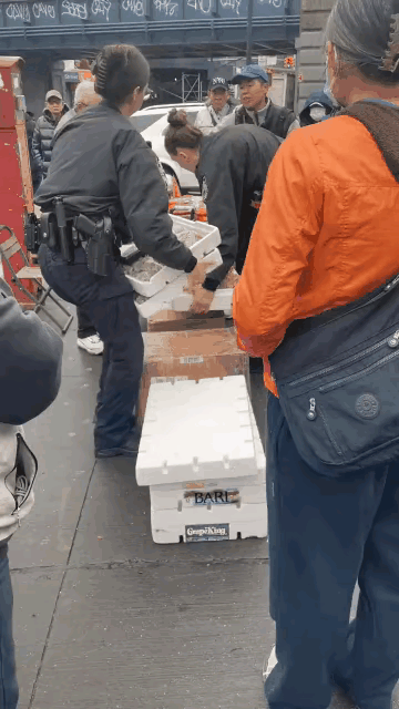 武汉天桥打人好一个“先不管发生什么事”“打不还手骂不还口”，是很难做到的，也就中