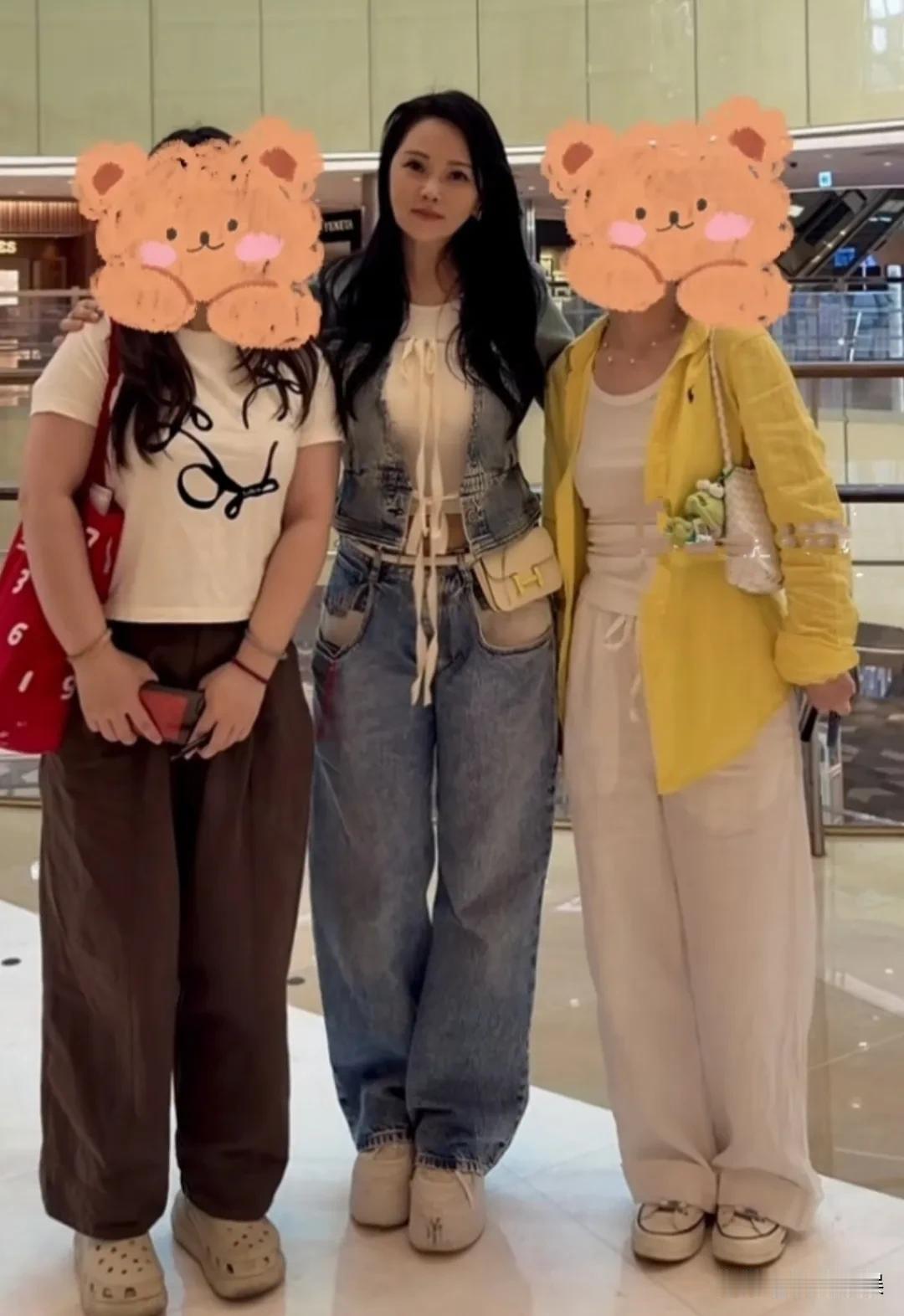 伊能静现身韩国购物，被网友偶遇，58岁的她，生图确实看起来挺年轻的。她穿着一套