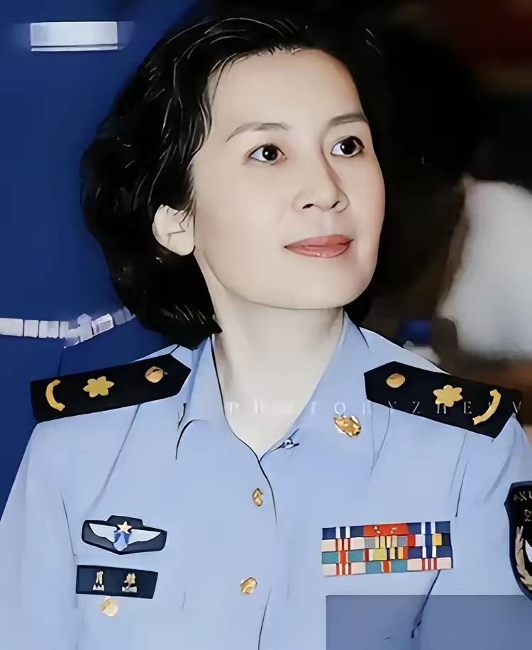她是著名国家一级演员，享“正军级”待遇，却曾被丈夫嫌弃演戏。她身着带有金色肩章、