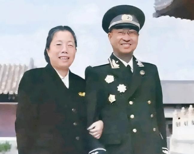 1955年，陈赓被授予大将军衔！授衔仪式结束后，陈赓穿着自己的大将军服开始逛了