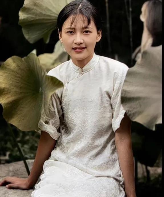 真实还原的林徽因，这就是柳叶眉吧，双眼皮深浅适中，很温婉优雅。不是一眼惊艳的，