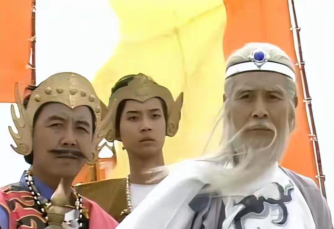 姜子牙的扮演者蓝天野老师也是个奇人，当年还做过地下党工作，他在剧中的姜子牙可是表