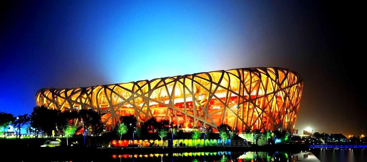 鸟巢那本“账本”又被翻出来了。占着北京的黄金地段，当年砸了35个亿。如今，就算