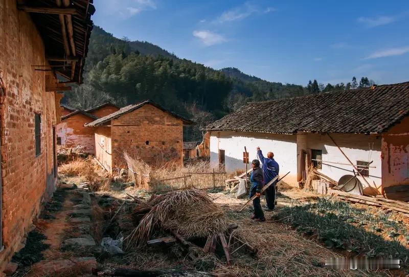 如今的农村,二三十岁的年轻人几乎不见踪影。一栋栋新建的楼房拔地而起,三层四