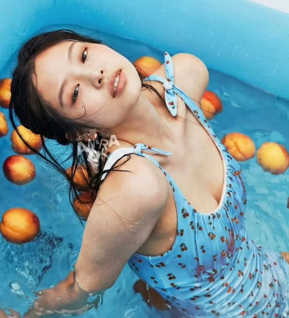 Jennie在团期间就去拍这种写真真的对得起女爱豆身份吗？更别说她还公开谈过十
