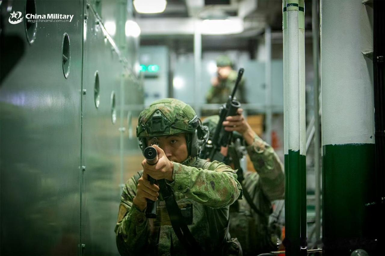 护航编队特战正在演练，其中QCW-05式5.8mm冲锋枪出镜——国产QCW-05
