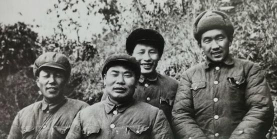 1939年，正在清点战利品的八路军缴获一门木头做的“假炮”，刚想要烧了，旁边的杨