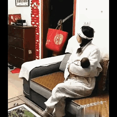 网友都看哭了！坐月子的宝妈抱着哭闹的娃，头发乱得像鸡窝，衣服上沾着奶渍，手忙脚乱