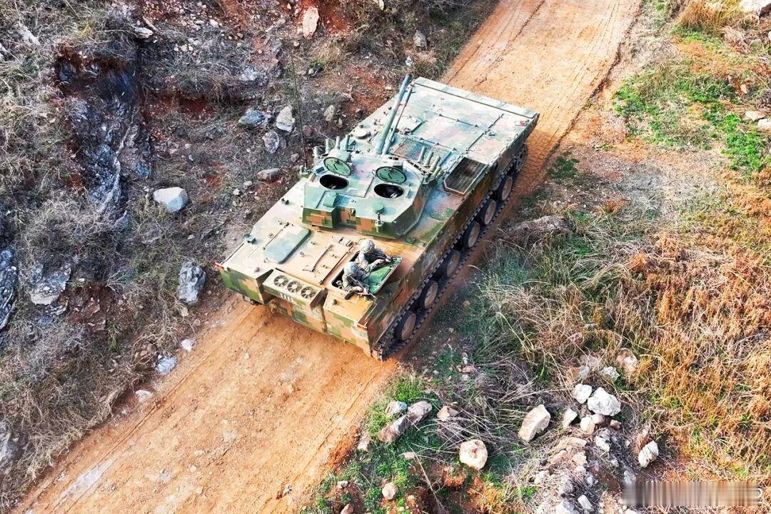 依然看不到无人机威胁下的实战演练中部战区陆军82集某旅一场装甲步兵班全要素实弹演