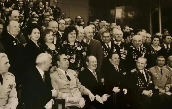 1980年发生恶性案件：3名苏联警察当众将乘客活活打死，才发现对方竟是掌握国家最