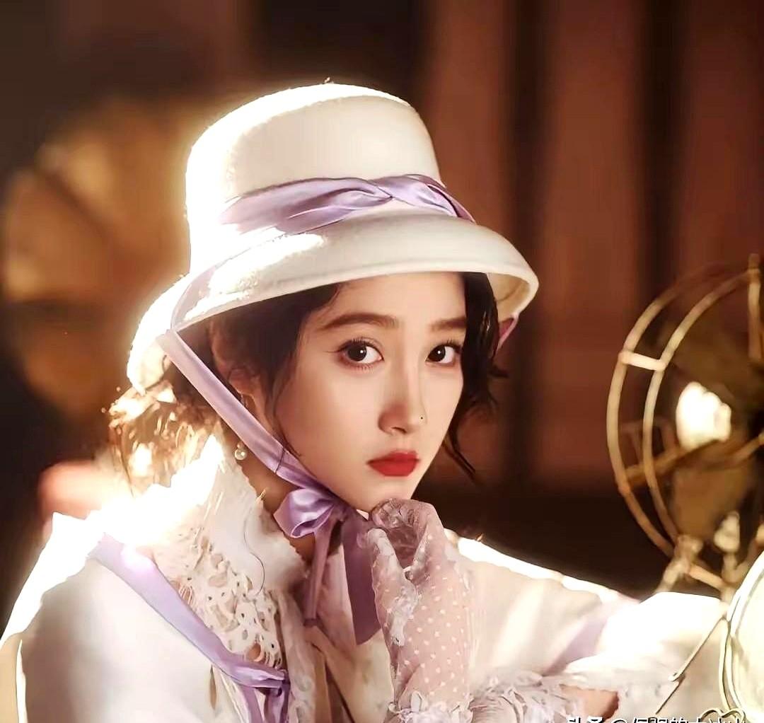 关晓彤和鹿晗这八年，真的走到头了。2025年俩人生日，第一次没互送祝福，这信