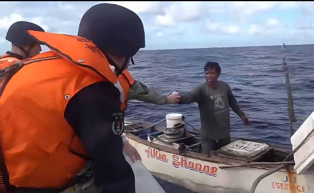菲律宾渔民南海遇险，路过的中国海军乘小艇救助，但是菲律宾海警却反指责对方闯入其专
