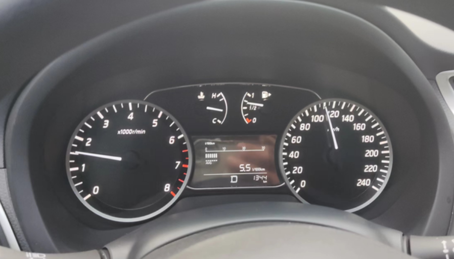 轩逸跑高速转速咋这么低？高速110转速才1500转。为了省油嘛？