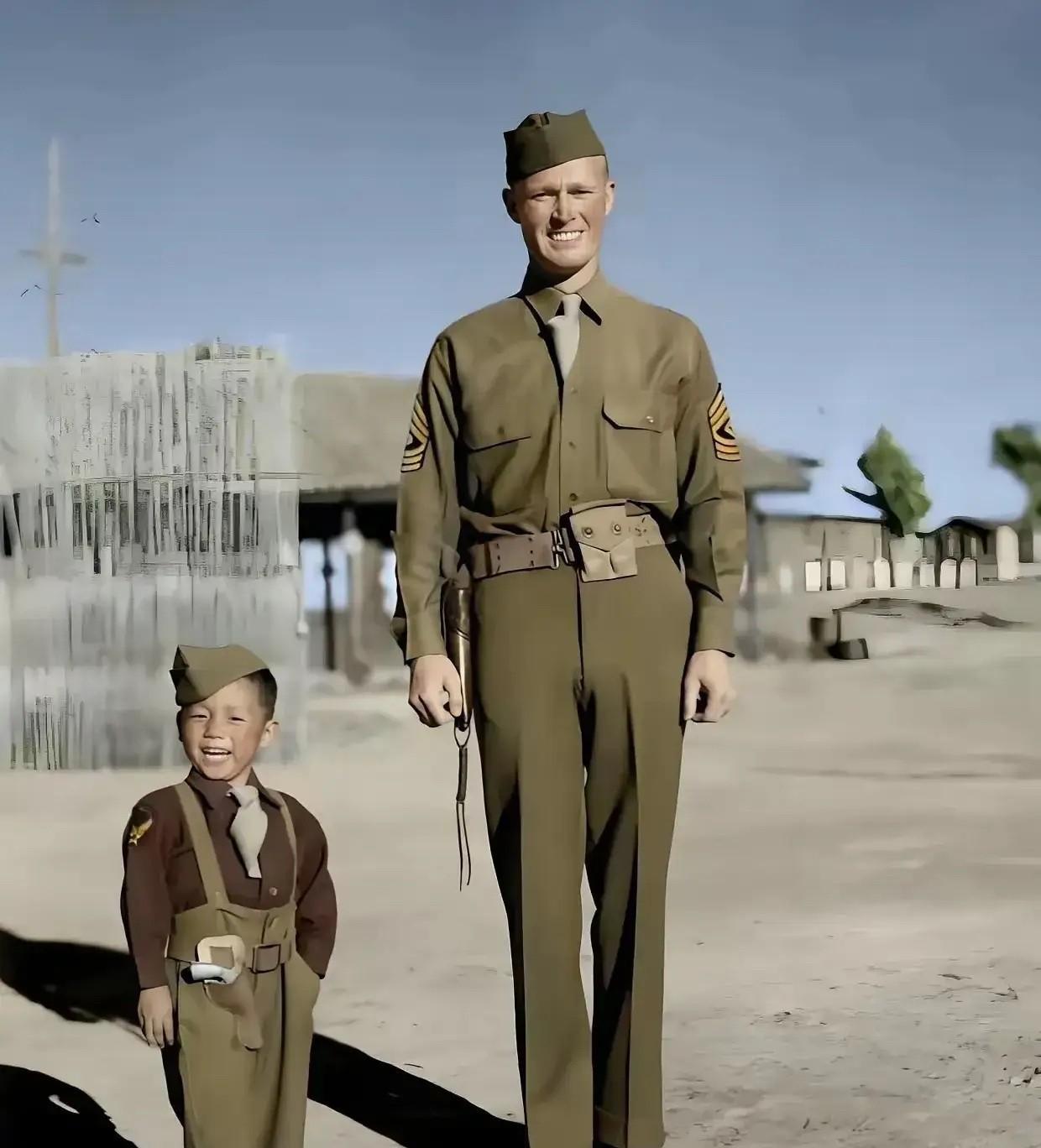 1944年，飞虎队士兵在战场上收养了一名3岁中国孤儿