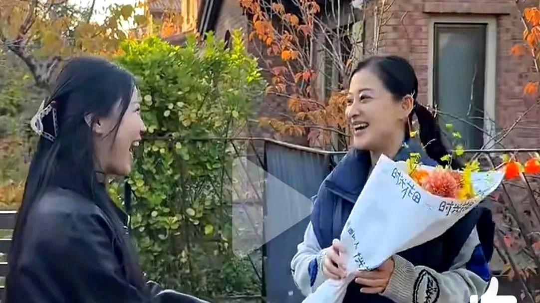 梅婷这操作我真是看傻了！现在网上吵翻了，有人说她“太亏”——自己演《不要和陌