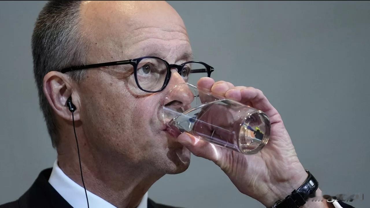 俄新社2月13日消息。据意大利《共和报》报道，德国总理朔尔茨此前推动的将冻结的俄