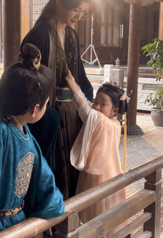 一个这么大的小女孩怎么能在外面做出这种行为呢？家长不但不制止，还一个劲的在