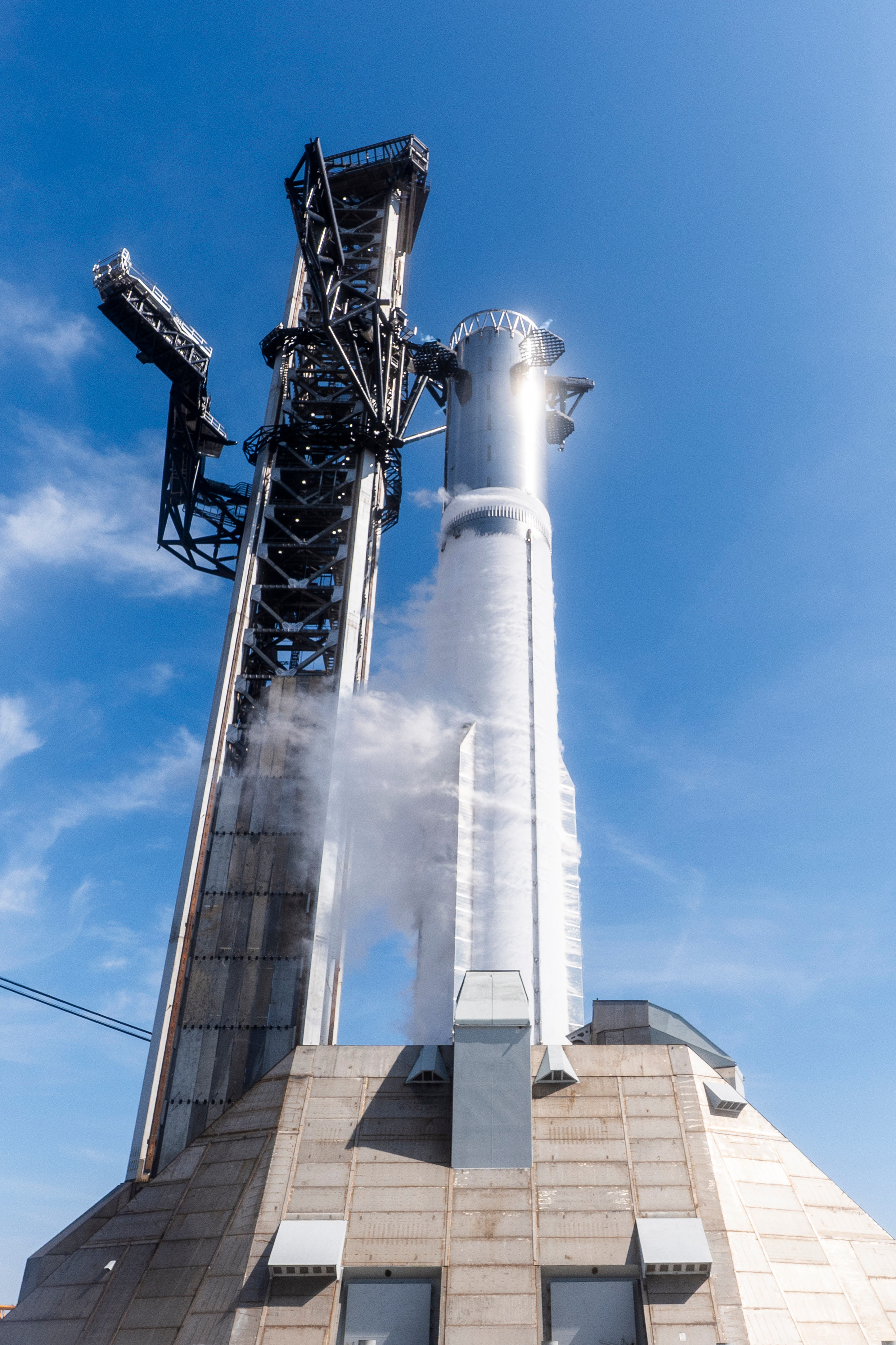 3月18日，SpaceX：超重型V3火箭和星舰发射台2号的首次激活测试活动已完成