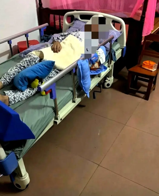 刚看一个新闻，一个福建大哥把父亲送到养老院五年多了，他每天都来养老院看父亲。