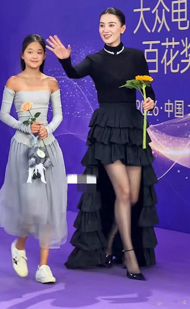 宋佳牵梅婷女儿走红毯，两人肤色差距大，五官诠释美人在骨不在皮