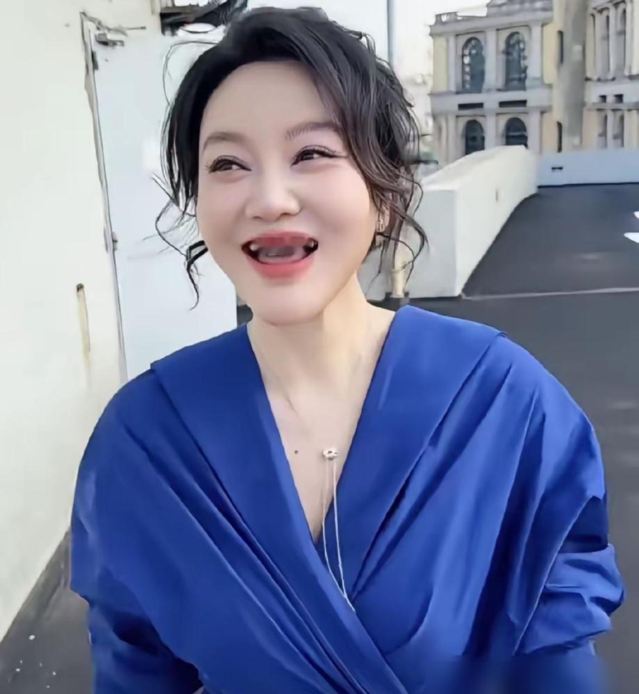 55岁的闫妮，把晚饭直接从人生里删了。听着像晚上什么都不吃，细看却不是这么回