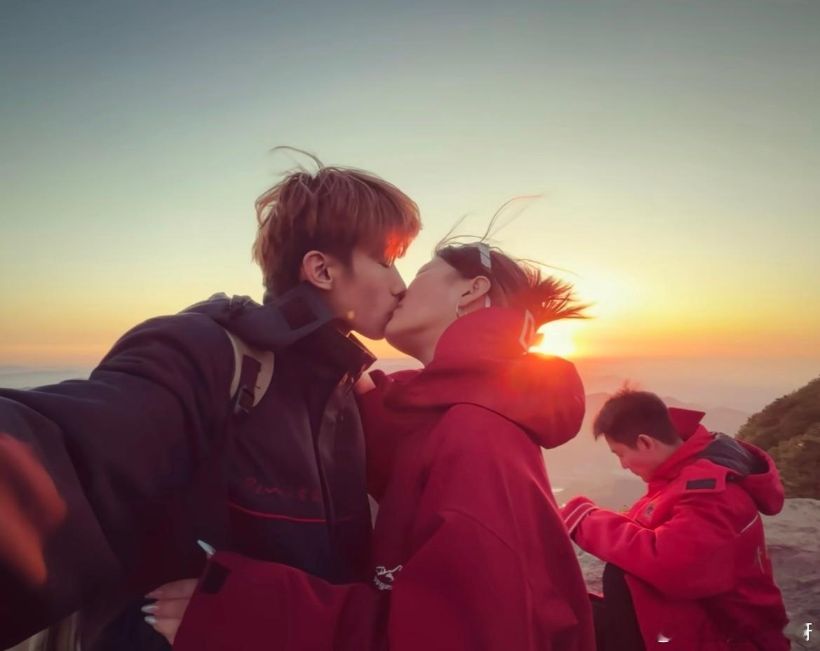 和最爱的女孩登顶泰山啦​​​