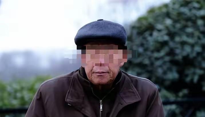 湖南一54岁男子，深夜偷偷去了48岁情人家中，不料，男子发现情人家里藏着另一名男