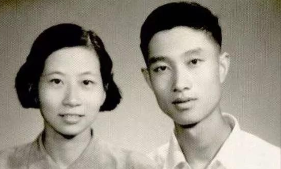 1976年徐景贤进去后，在里面一直身体不好，他夫人葛蕴芳写信申述，于是徐景贤提前