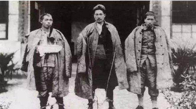 1935年，王耀武得知部下俘虏了一个红军师长，兴冲冲的跑过去准备审讯，但当他看到