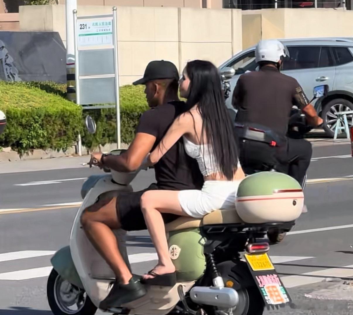 黑人确实有魅力，租个电驴子带妹子兜风。