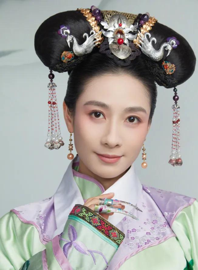 一位不知情的阿姨问陶昕然：“你对象是干什么的？”陶昕然错愕了一下：“我单身。”陈