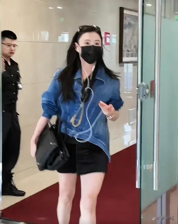 30度高温的青岛街头，谢霆锋前妻张柏芝一身牛仔外套现身，裹得严实，却遮不住那双白