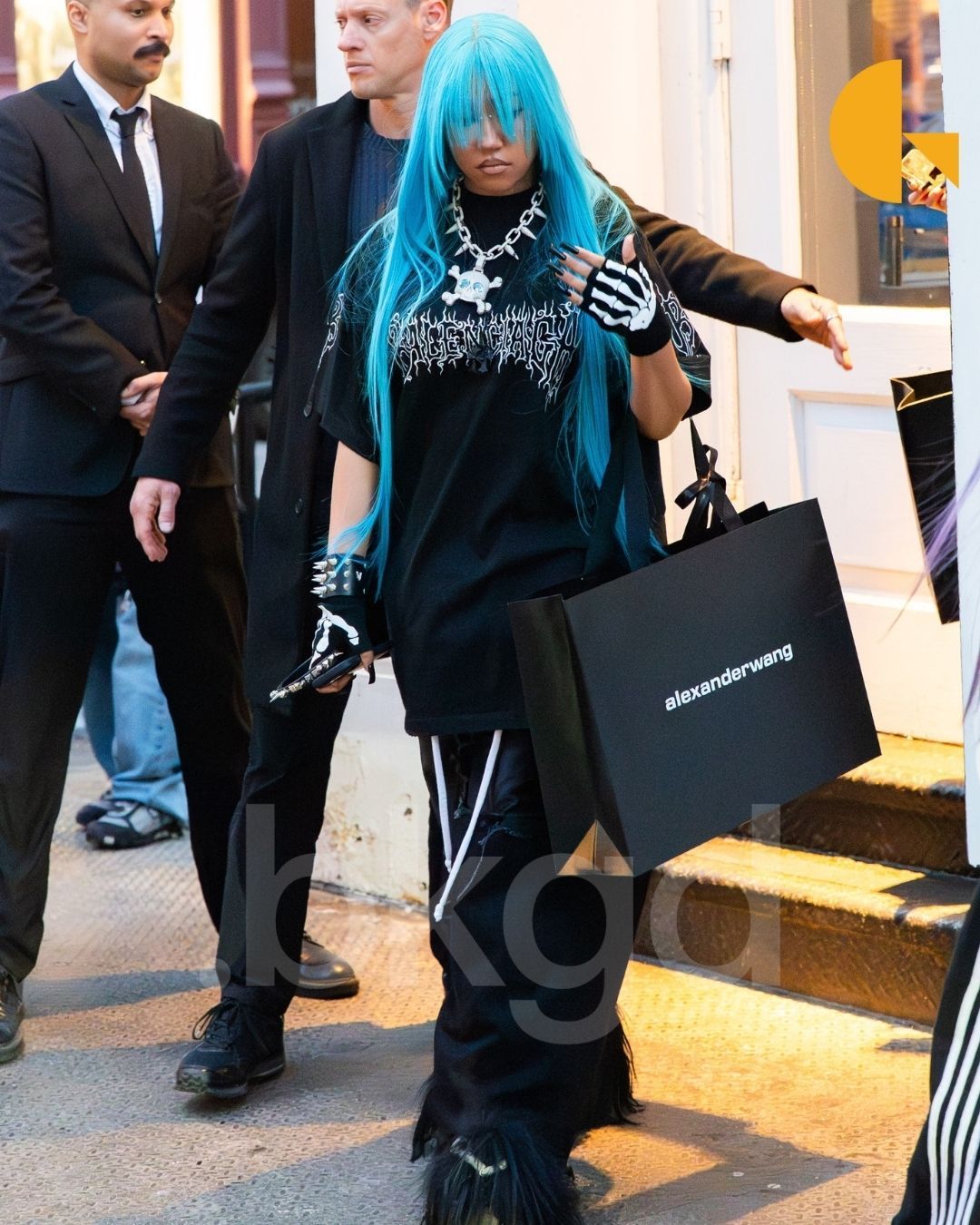 侃爷&金卡戴珊女儿“小西北”NorthWest与朋友纽约逛街，发色+穿搭rea